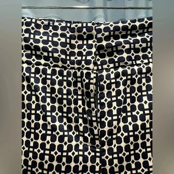 Women's Chain Print Ankle Pants Black & White​​ - Picture 3 of 8